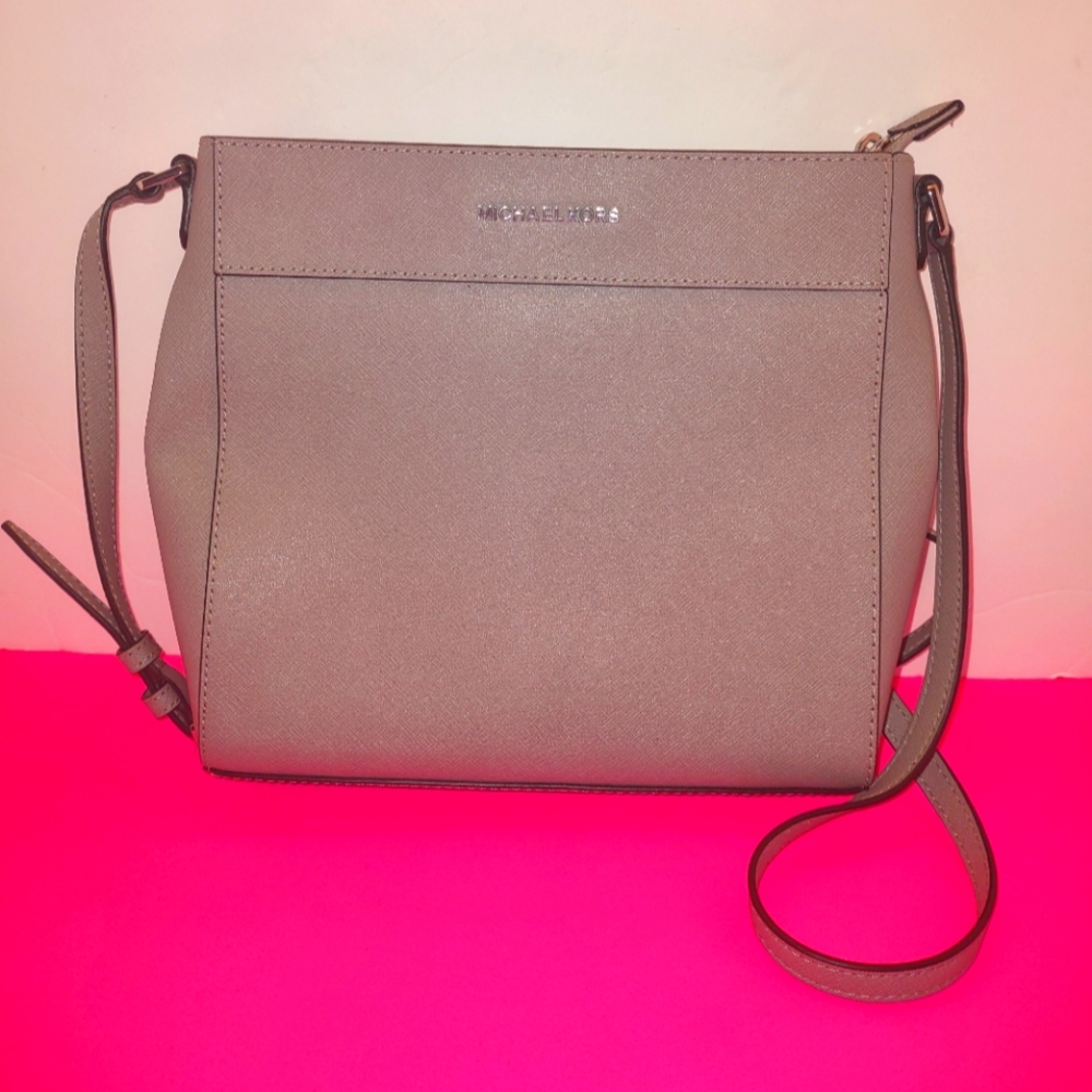 Michael Kors Jet Set Pearl Grey Purse BRAND NEW WITH TAG!